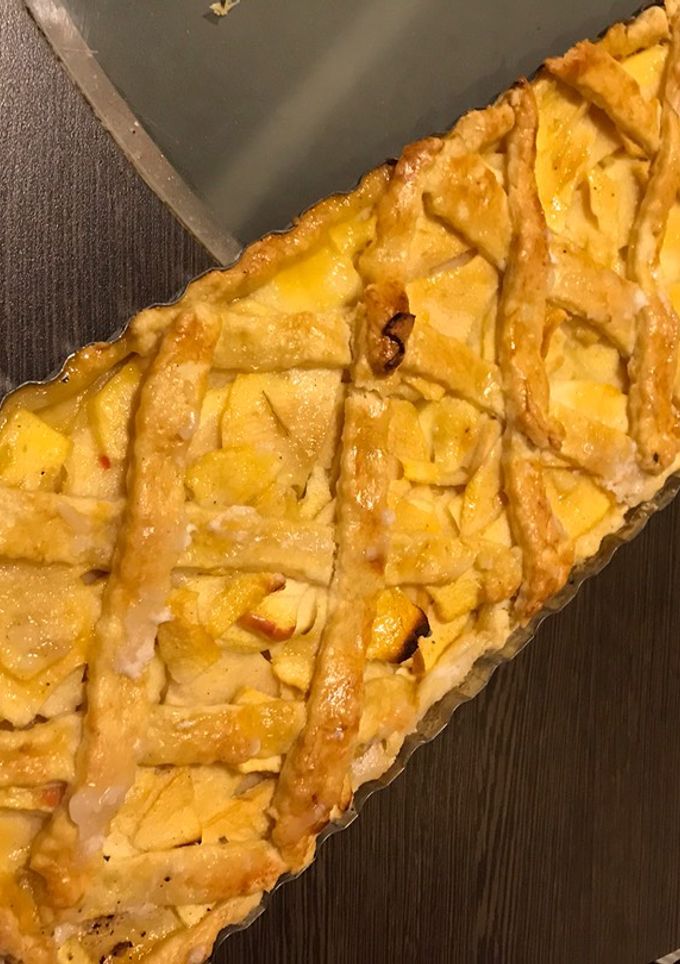 Una foto de Tarta de hojaldre con manzanas canela y frutas secas