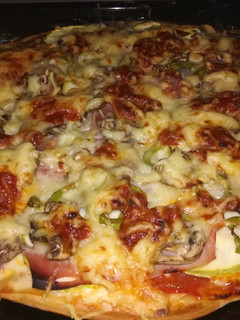 Una foto de Pizza, mixta con verduras
