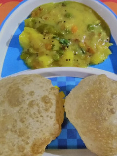 ரெஸ்டாரன்ட் ஸ்டைல் பூரி (Restaurant style poori recipe in tamil) செய்முறை முக்கிய புகைப்படம்