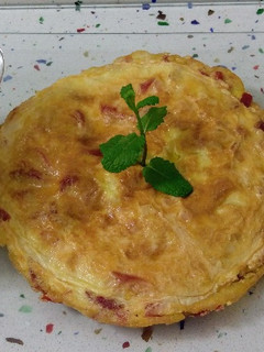 Una foto de Tortilla de jamón y sopa de verduras