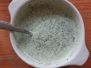 Una foto de aderezos con yogurt y miel
