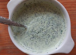 Una foto de Aderezo de yogurt, albahaca y poppy seeds