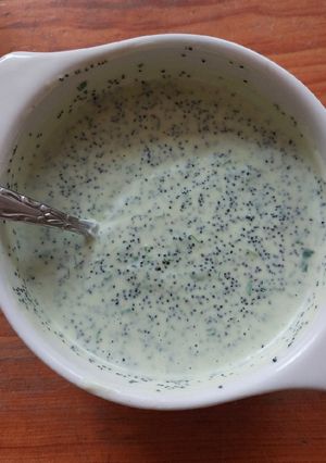 Una foto de Aderezo de yogurt, albahaca y poppy seeds