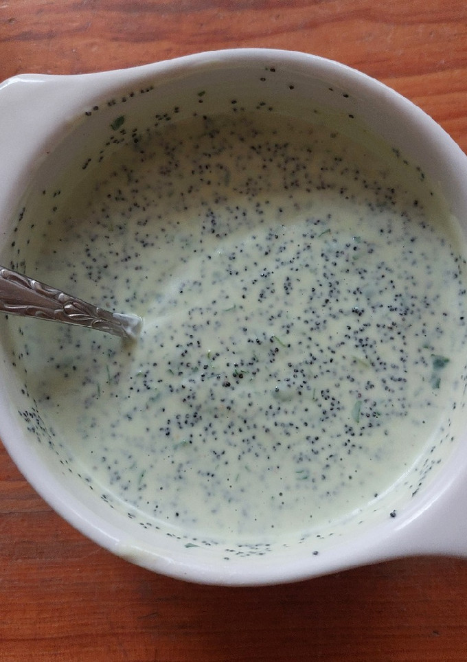 Una foto de Aderezo de yogurt, albahaca y poppy seeds