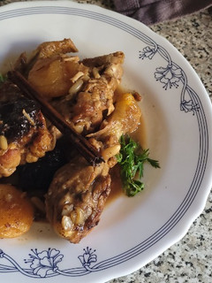 Una foto de Pollo Rustido con Ciruelas y Orejones