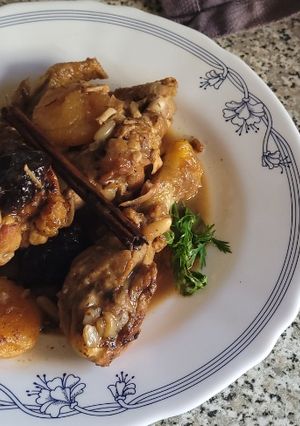 Una foto de Pollo Rustido con Ciruelas y Orejones