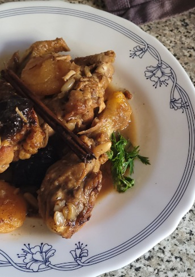 Una foto de Pollo Rustido con Ciruelas y Orejones