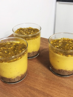 Una foto de Vasitos de tarta de mango y manzana