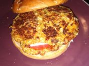 Una foto de hamburguesa de calabaza y zanahoria