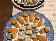 Una foto di sushi di frutta