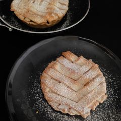 A picture of Apple cinnamon pie.