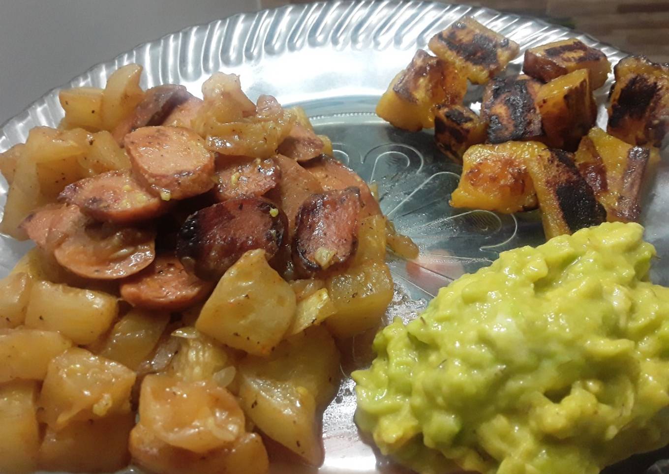 Salteado de Calabaza blanca con salchichas, platáno maduro y aguacate!!!