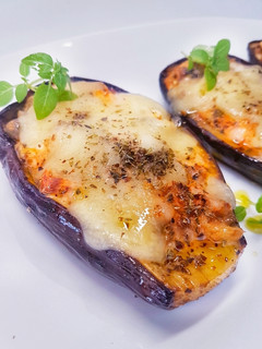 Una foto de Berenjenas asadas rellenas al estilo griego