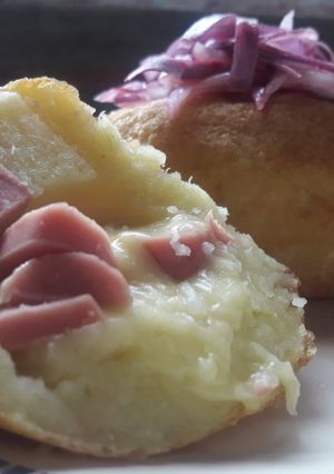 Una foto de Papa rellena con salchicha y queso