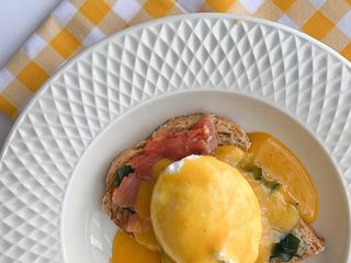 Eggs Benedict (ไข่เบเนดิกท์)