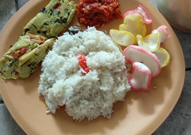 Bagaimana Menyiapkan Nasi liwet simple maknyoos yang Lezat