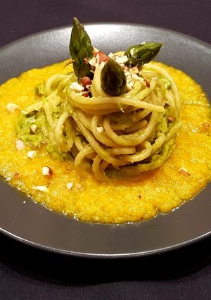 Foto di Spaghetti con asparagi e crema di datterini gialli