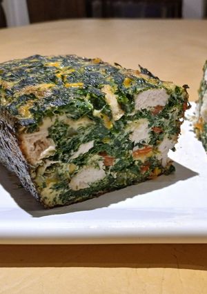 Una foto de Budín de pollo y verduras 🥬🍗🌶