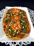 Pizza de espinacas tomate y piñones