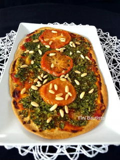 Una foto de Pizza de espinacas tomate y piñones