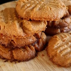 A picture of Easy Peanut Butter cookies.