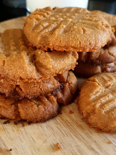 A picture of Easy Peanut Butter cookies.