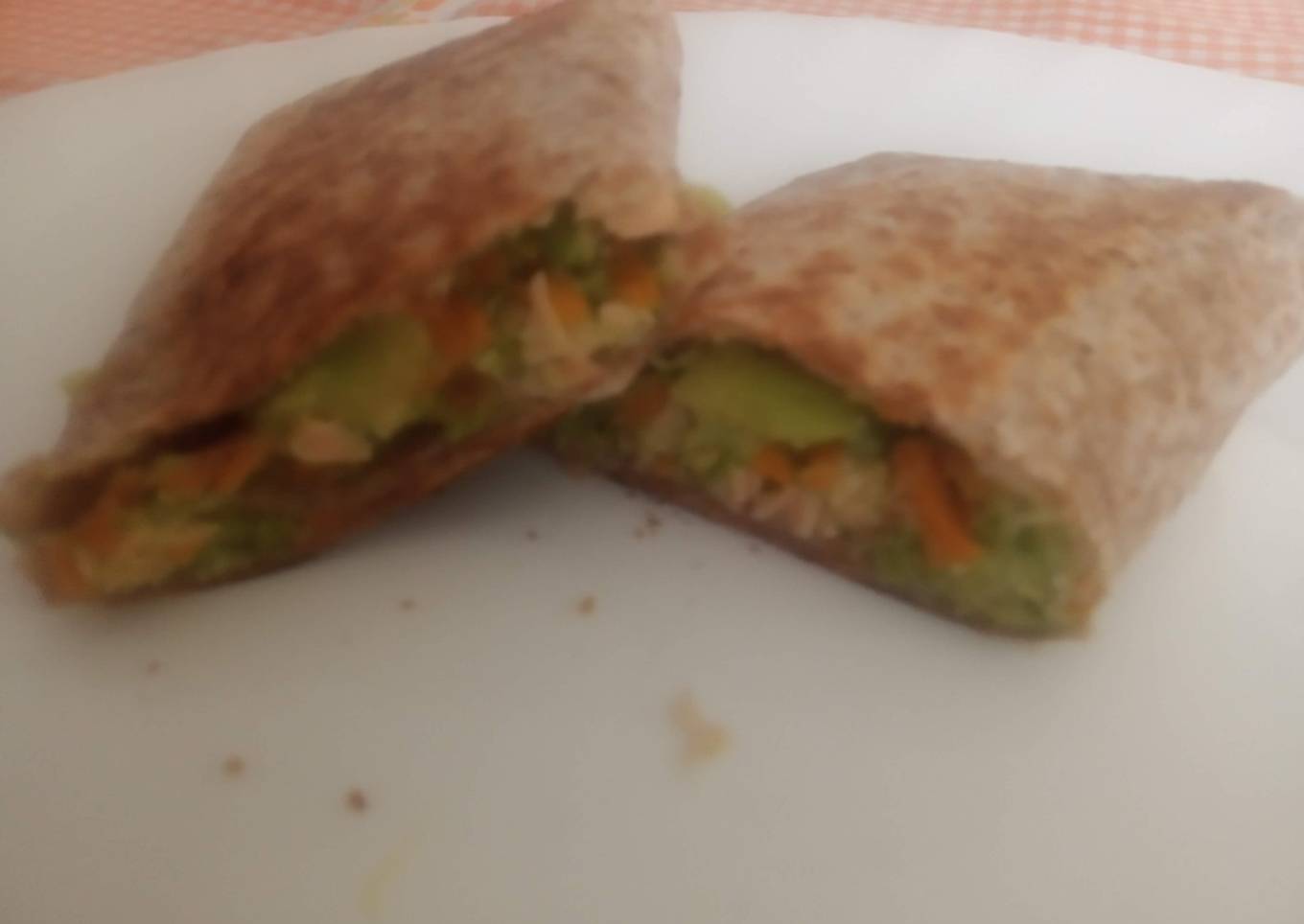 Burritos de salmón y verduras (brócolis, zanahorias y aguacate)