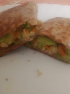 Una foto de Burritos de salmón y verduras (brócolis, zanahorias y aguacate)