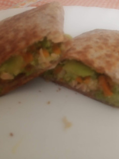 Una foto de Burritos de salmón y verduras (brócolis, zanahorias y aguacate)