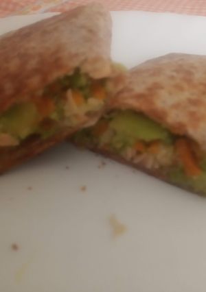 Foto principal de Burritos de salmón y verduras (brócolis, zanahorias y aguacate)