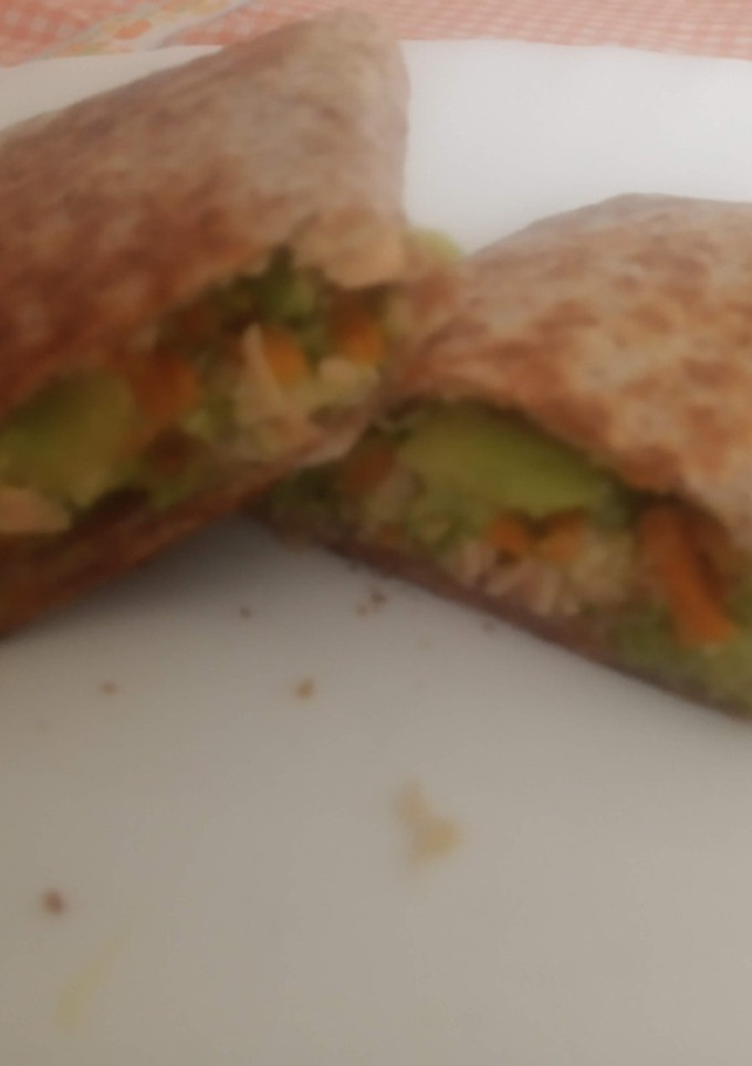 Una foto de Burritos de salmón y verduras (brócolis, zanahorias y aguacate)