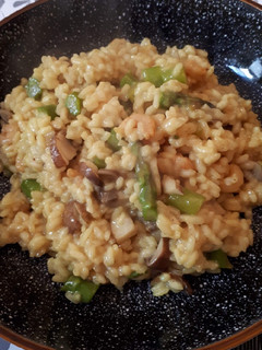 Una foto de Risotto de champiñones, espárragos y gambas