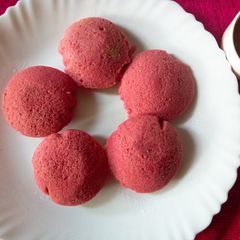 A picture of Beetroot idli.