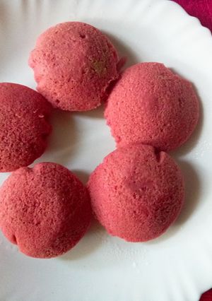 A picture of Beetroot idli.