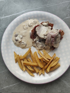 Una foto de Solomillo de cerdo con bacon y setas