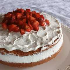 Foto di Torta paradiso con panna e fragole