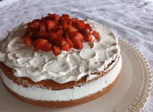 Foto di Torta paradiso con panna e fragole