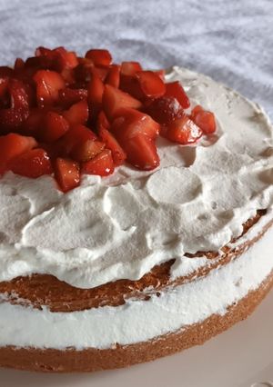Foto di Torta paradiso con panna e fragole