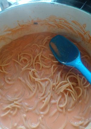 Una foto de Spaghetti rojo y cremoso 🍝🍅