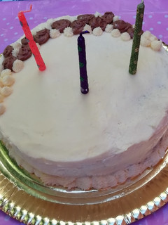Una foto de Torta de cumpleaños: bizcochuelo de naranja y crema Bariloche