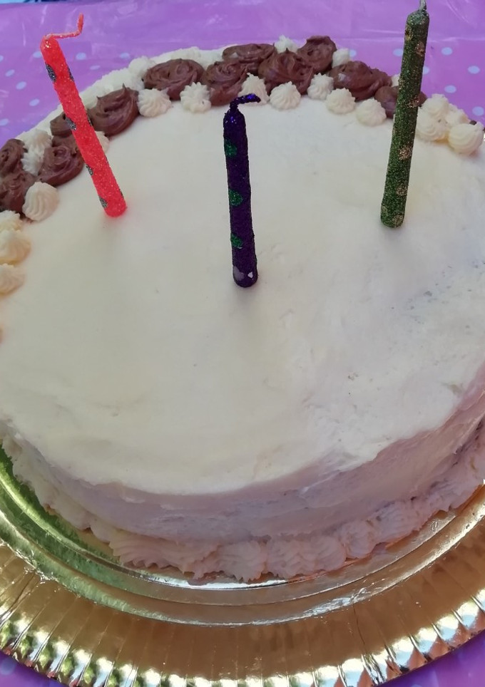 Una foto de Torta de cumpleaños: bizcochuelo de naranja y crema Bariloche