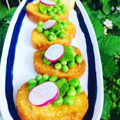 A picture of Pea and Mint bruschetta.