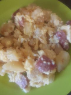 Una foto de Mandioca revuelta con huevo chorizos y queso
