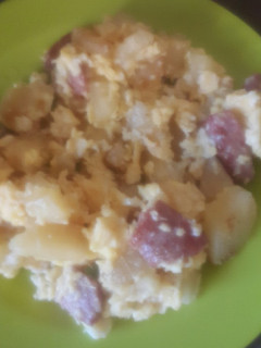 Una foto de Mandioca revuelta con huevo chorizos y queso