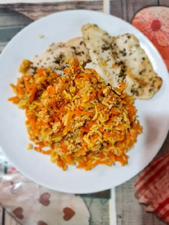 Una foto de Arroz integral con verduras y pescado a las finas hierbas