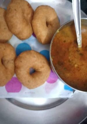 वड़ा सांबर (vada sambar recipe in Hindi) रेसिपी मुख्य फोटो