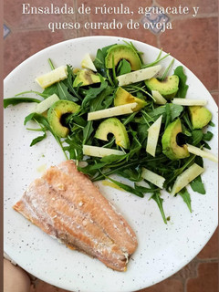 Una foto de Plato de salmón con ensalada