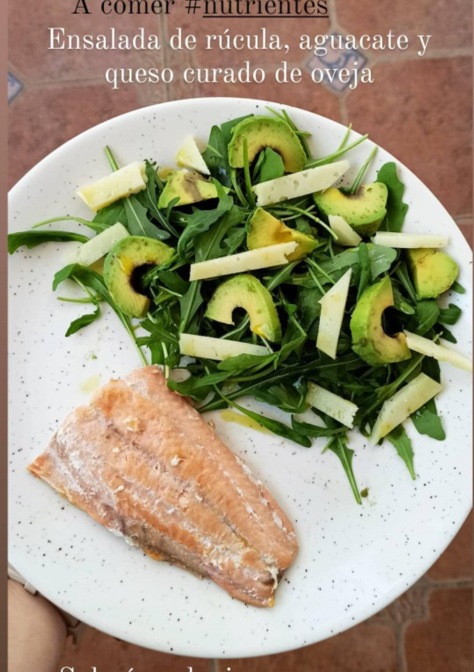 Una foto de Plato de salmón con ensalada