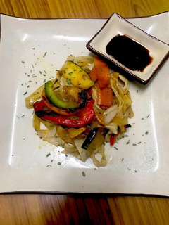 Una foto de Tallarines veganos con verduras
