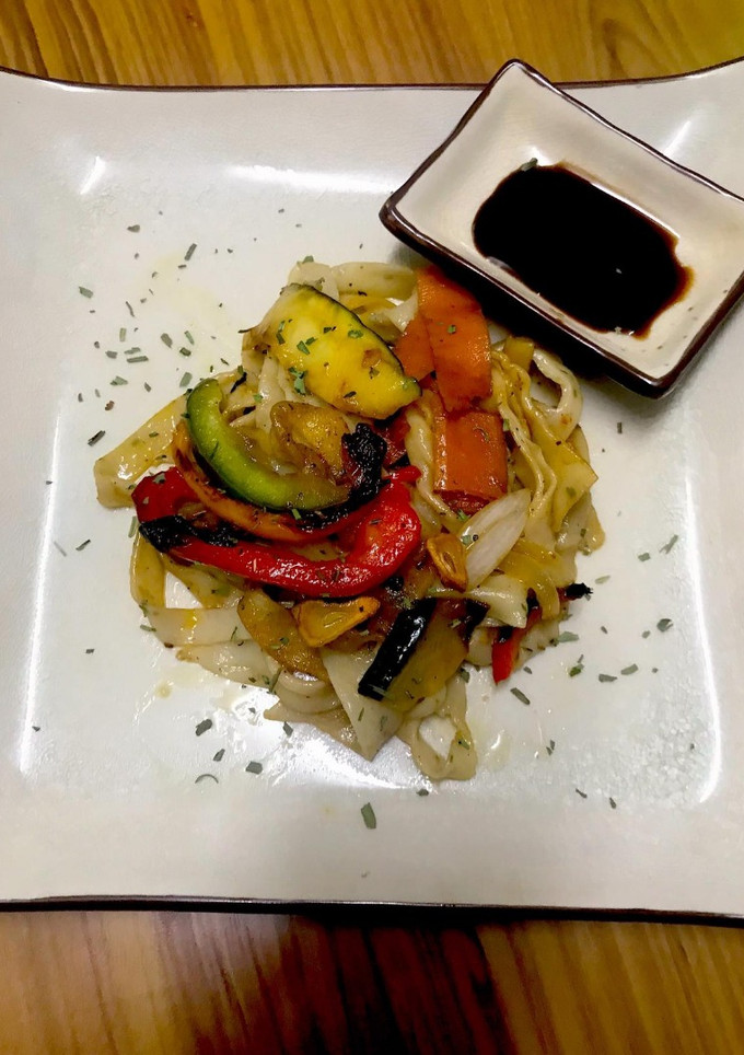 Una foto de Tallarines veganos con verduras